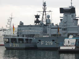 F211 Koln i F219 Sachsen w porcie w Sewastopolu