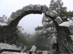 Kamienny łuk w nekropolis w Termessos
