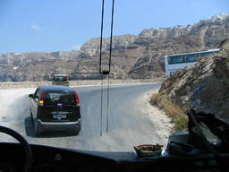 Droga z portu w Athinios na Santorini