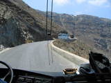 Droga z portu w Athinios na Santorini