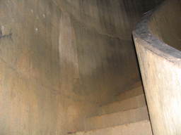 Spiralne schody w obiekcie 765