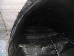 Szyb i schody w obiekcie 717