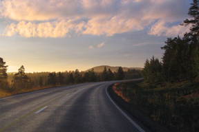 Północ na drodze E75 w Finlandii