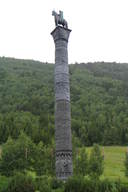 Obelisk przy drodze 55 niedaleko Lom