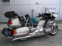 Honda na stacji benzynowej w Andalsnes