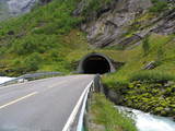 Tunel Fjaerlands przy drodze numer 5
