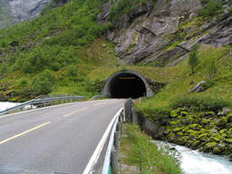 Tunel Fjaerlands przy drodze numer 5