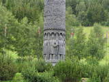 Obelisk przy drodze 55 niedaleko Lom