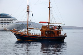 MS Nautica i stateczek wycieczkowy
