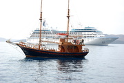 Stateczek wycieczkowy i MS Nautica