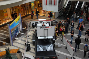 Symulator bolidu F1 w Poznań Plaza.