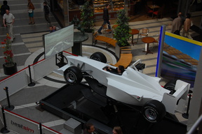 Symulator bolidu F1 w Poznań Plaza.