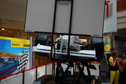 Ekran i siłowniki w symulatorze bolidu F1.