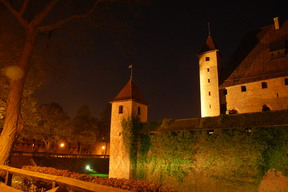 Zamek w Malborku nocą.