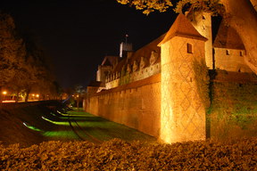 Zamek w Malborku nocą.