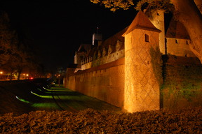 Zamek w Malborku nocą.