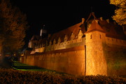 Zamek w Malborku nocą.