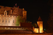 Zamek w Malborku nocą.