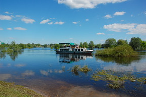 Statek wycieczkowy na rozlanej Warcie.