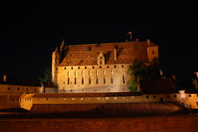 Zamek w Malborku nocą.