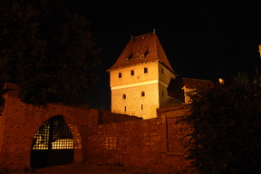 Zamek w Malborku nocą.